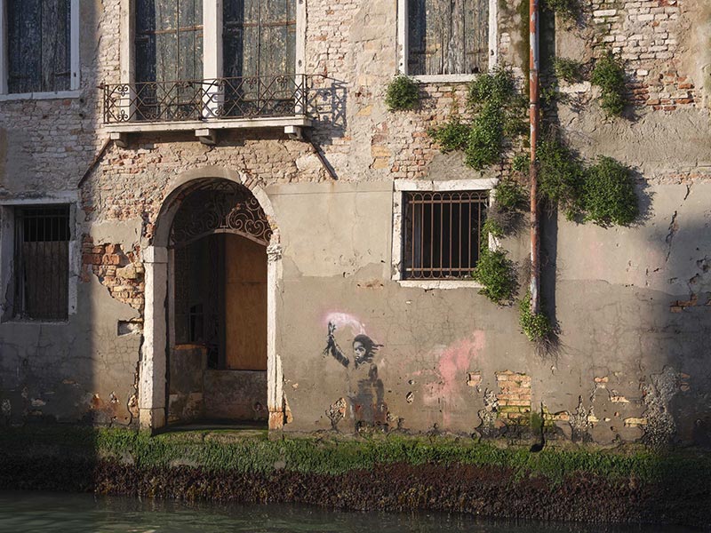 Palazzo_San_Pantalon_Banksy_800x600